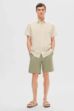 Pantalón chino corto confeccionado con algodón orgánico.
