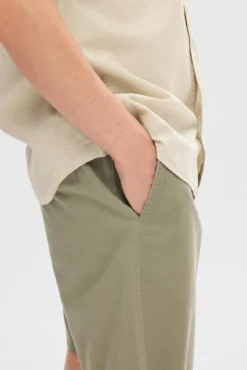 Pantalón chino corto confeccionado con algodón orgánico.