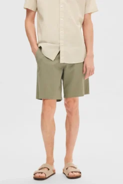 Pantalón chino corto confeccionado con algodón orgánico.