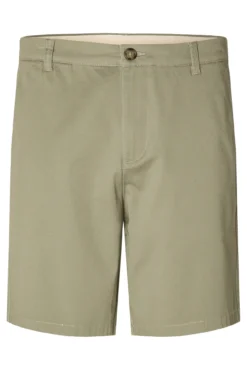 Pantalón chino corto confeccionado con algodón orgánico.
