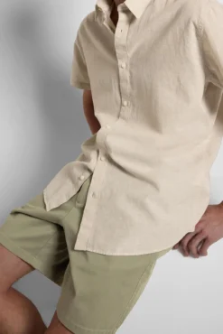 Pantalón chino corto confeccionado con algodón orgánico.