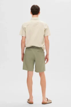 Pantalón chino corto confeccionado con algodón orgánico.