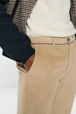 Pantalón chino pana comfort fit