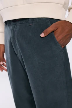 Pantalón chino pana lavada comfort slim fit