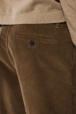 Pantalón chino pana lavada comfort slim fit