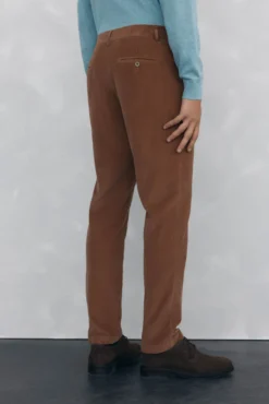 Pantalón chino pana ligera regular fit