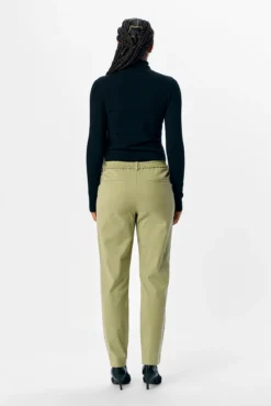 Pantalón chino sarga