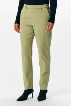 Pantalón chino sarga