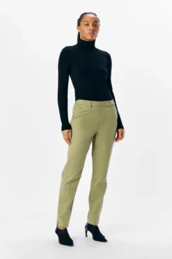 Pantalón chino sarga