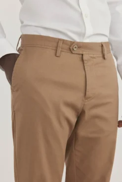 Pantalón chino slim fit con print