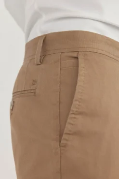 Pantalón chino slim fit con print
