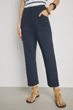 Pantalón color con bolsillos parche