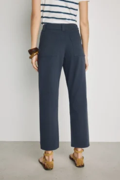 Pantalón color con bolsillos parche