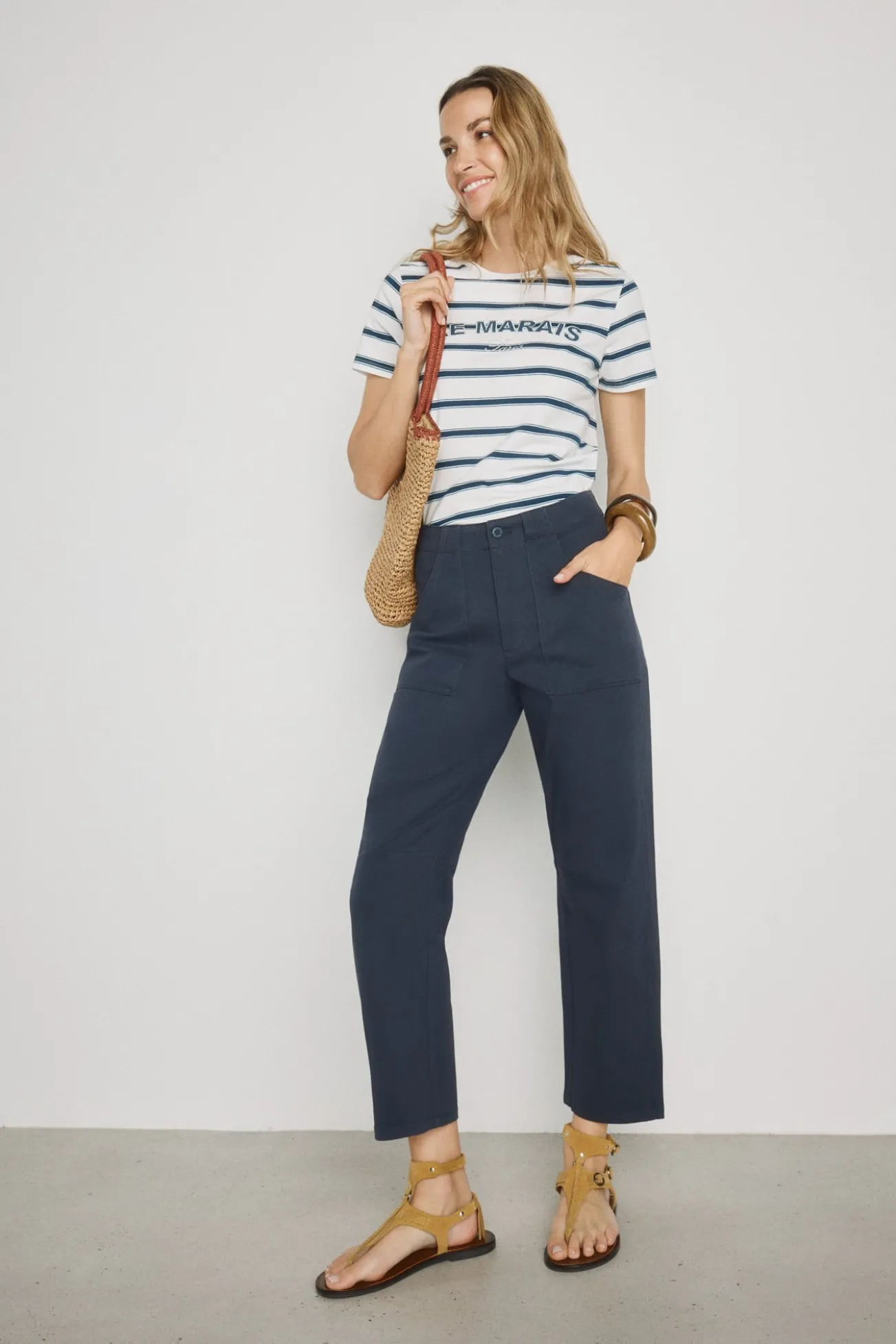 Pantalón color con bolsillos parche