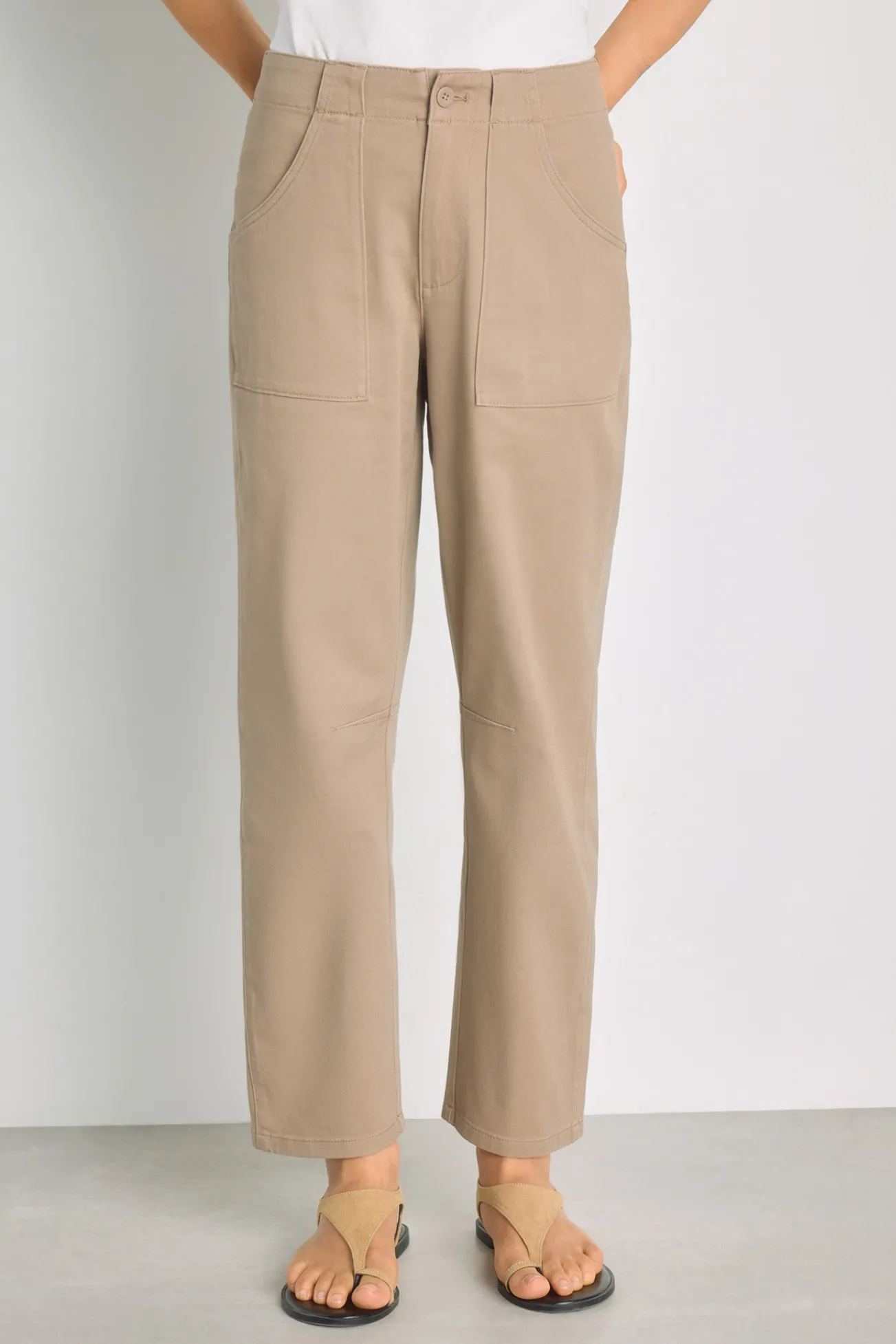 Pantalón color con bolsillos parche