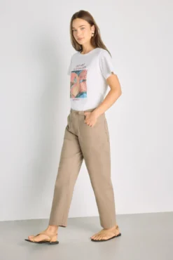 Pantalón color con bolsillos parche