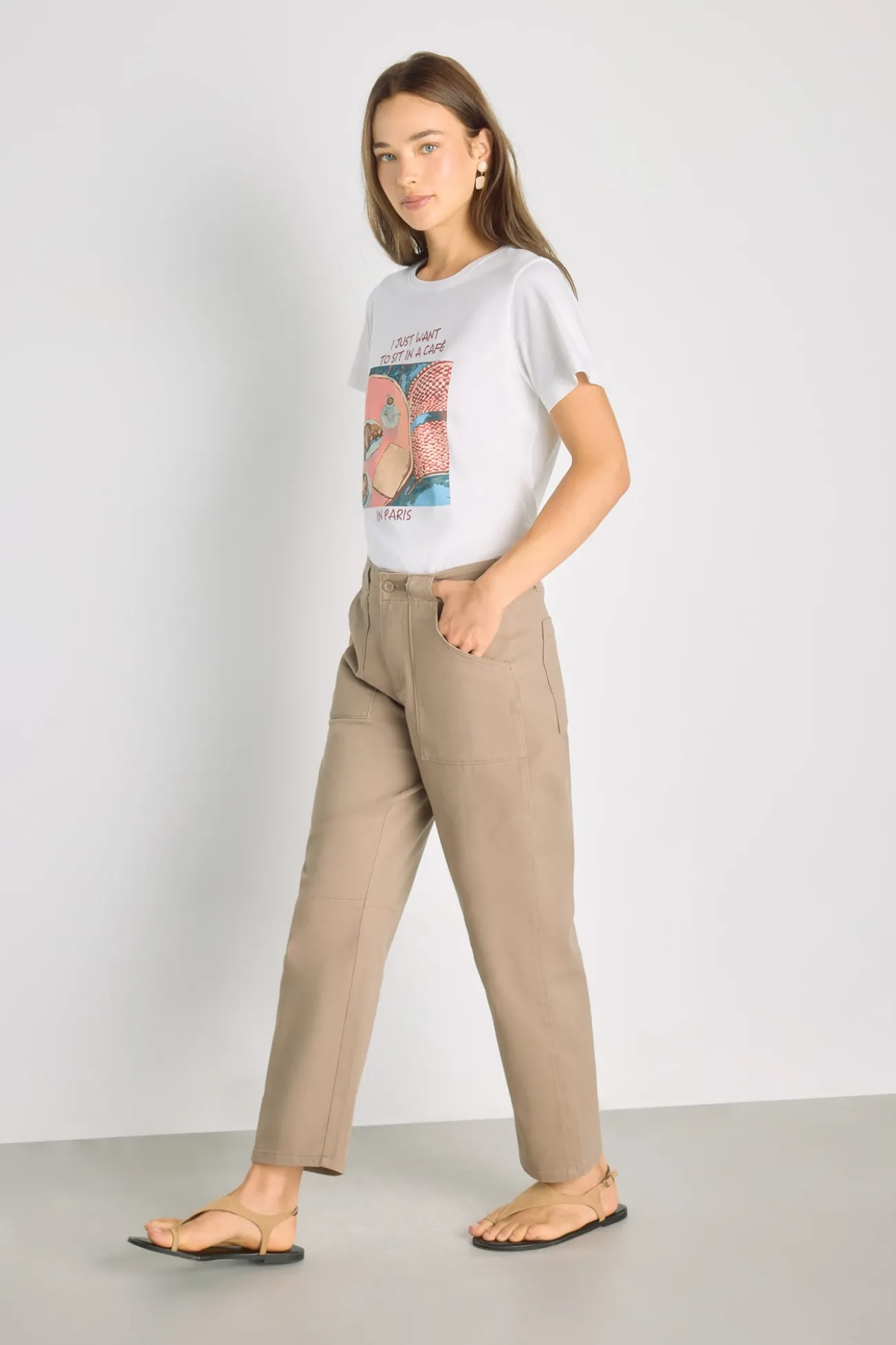 Pantalón color con bolsillos parche