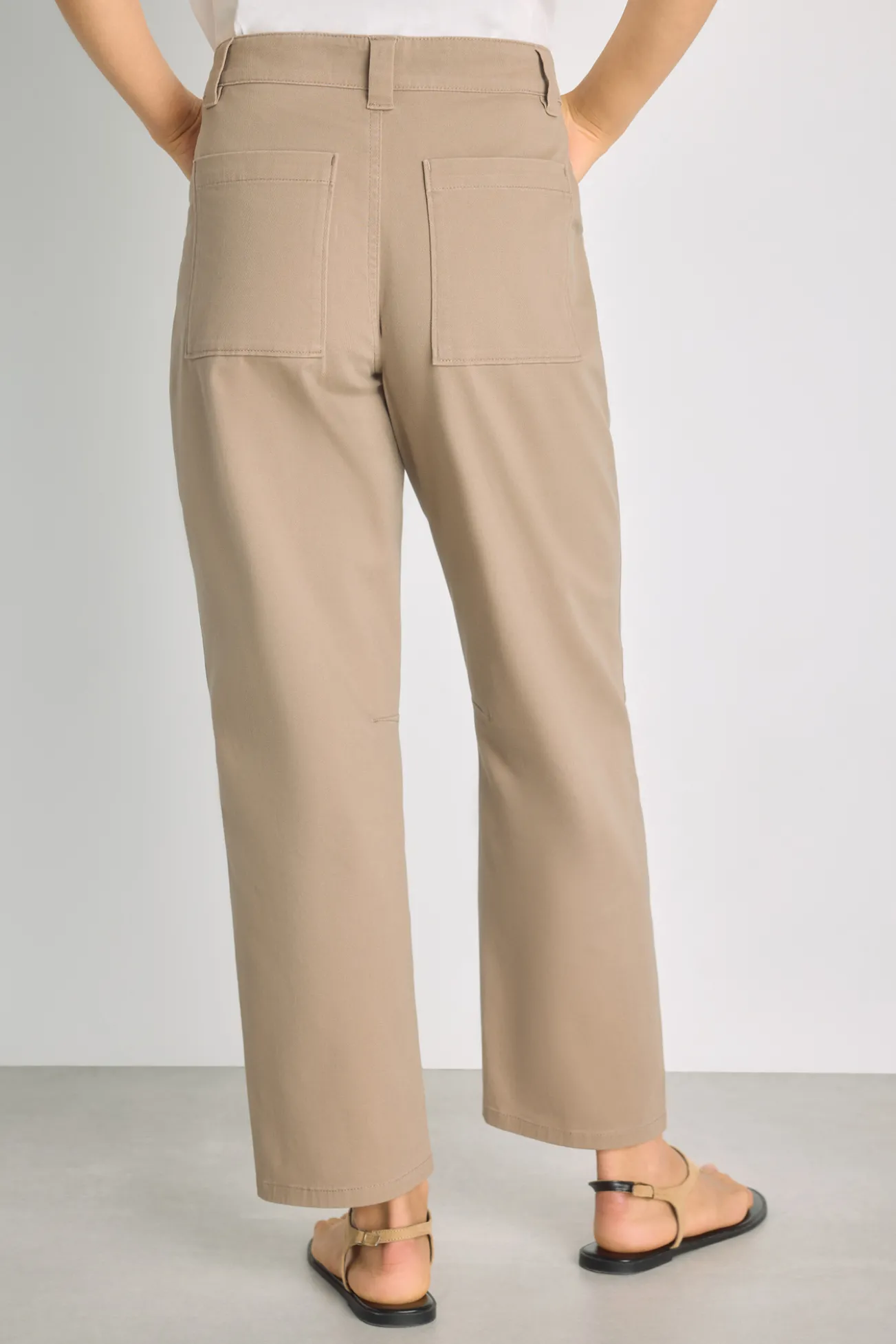Pantalón color con bolsillos parche