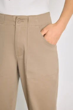 Pantalón color con bolsillos parche
