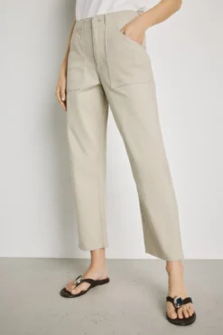 Pantalón color con bolsillos parche