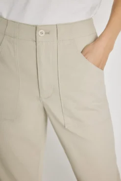 Pantalón color con bolsillos parche