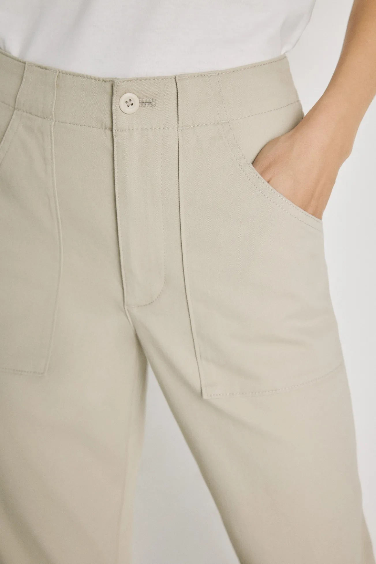 Pantalón color con bolsillos parche