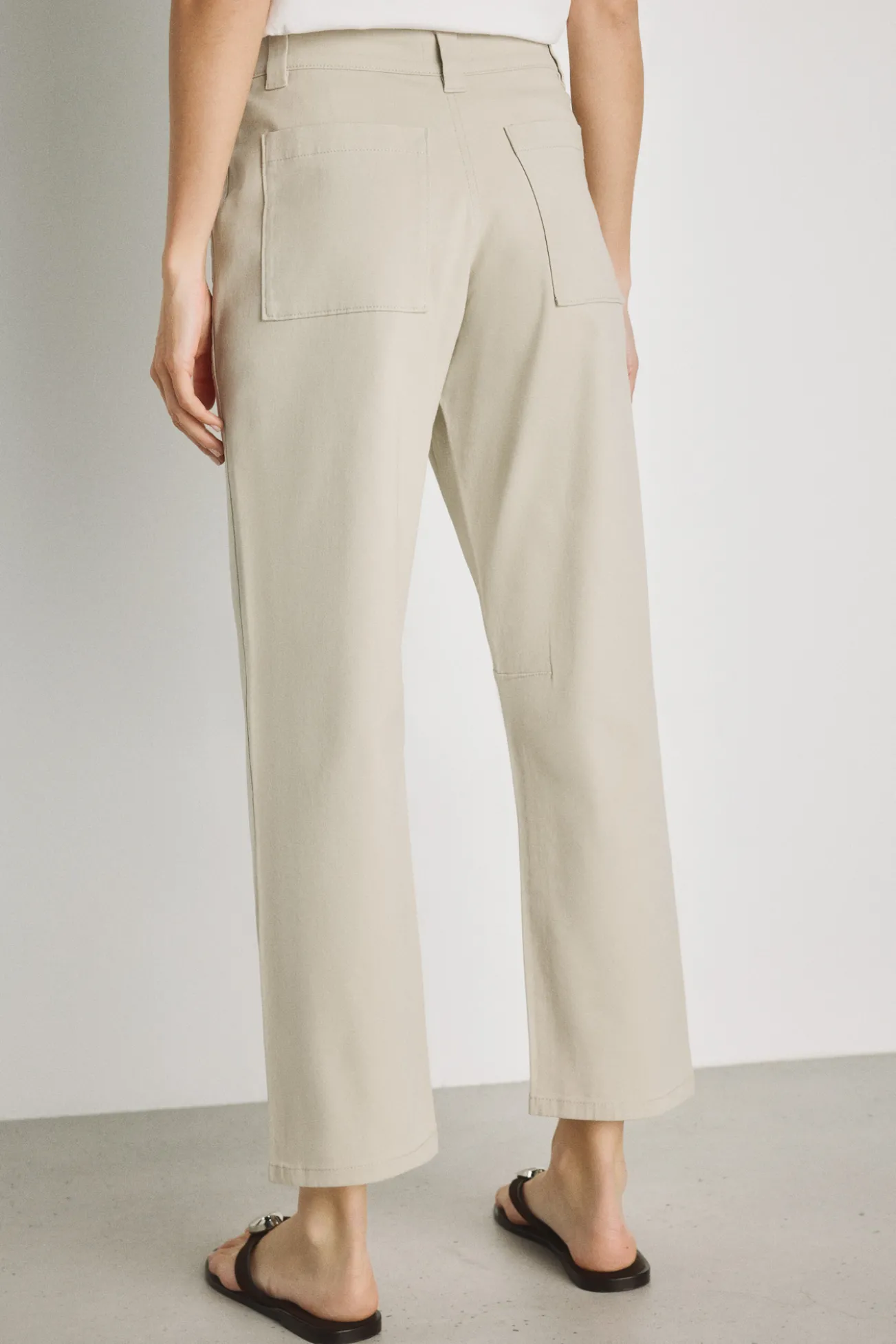 Pantalón color con bolsillos parche