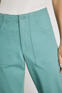 Pantalón color con bolsillos parche
