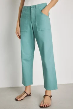 Pantalón color con bolsillos parche