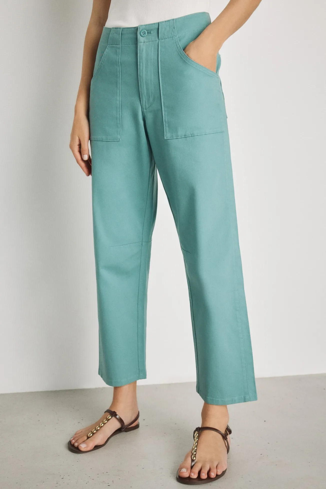 Pantalón color con bolsillos parche