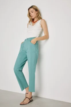 Pantalón color con bolsillos parche