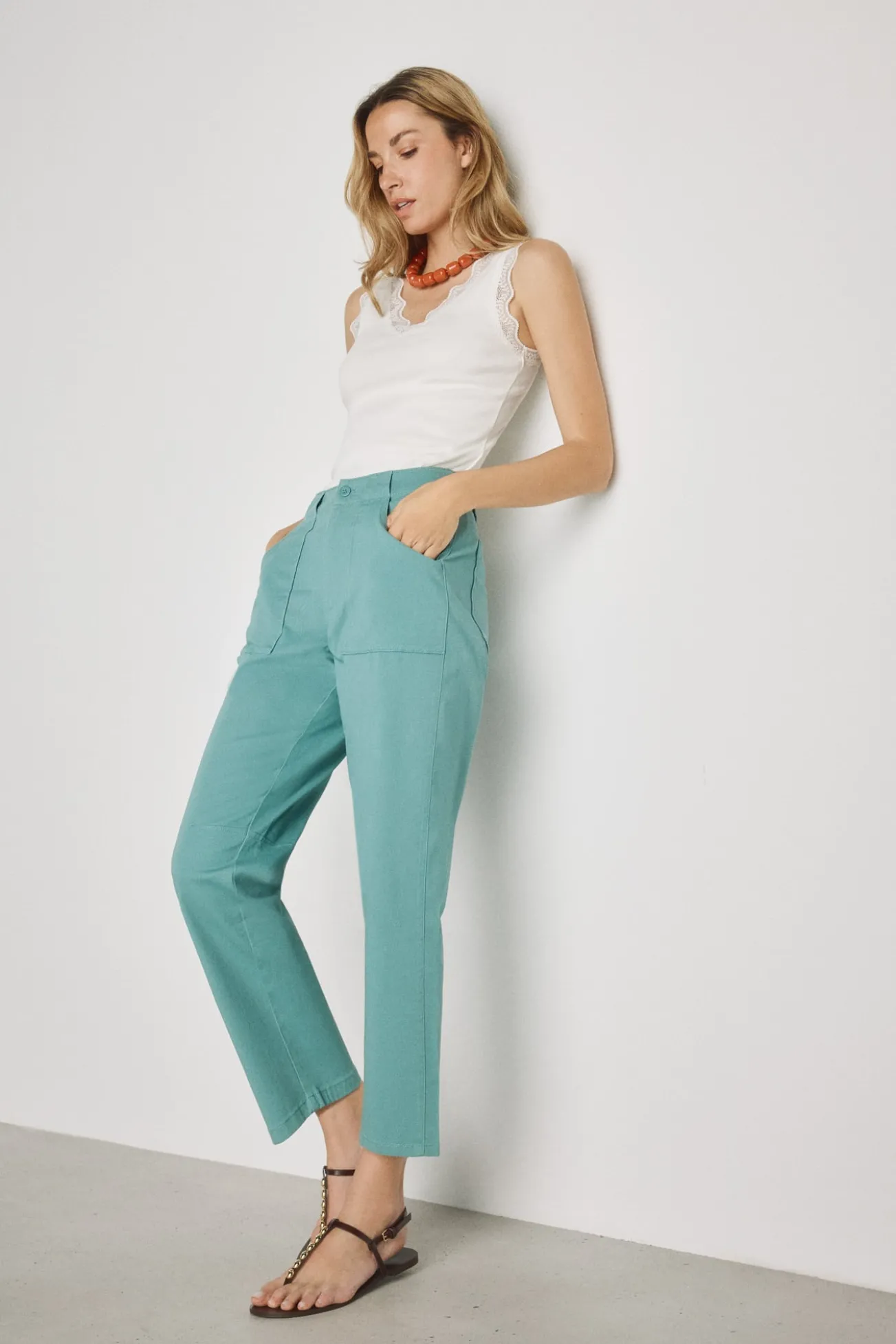Pantalón color con bolsillos parche
