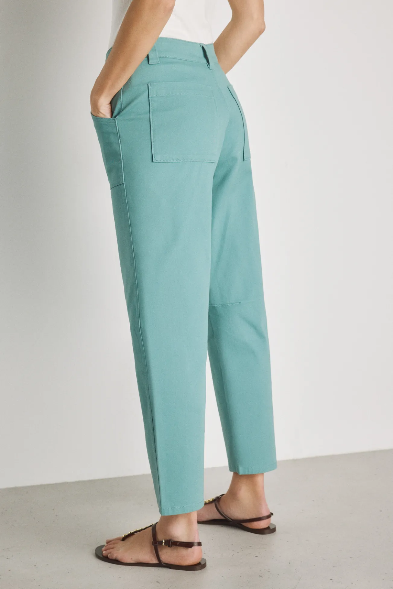 Pantalón color con bolsillos parche