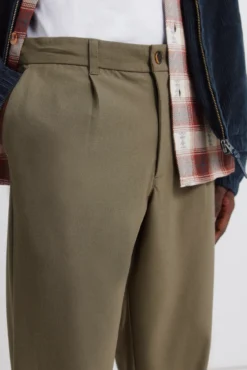 Pantalón comfort pliegues relaxed fit