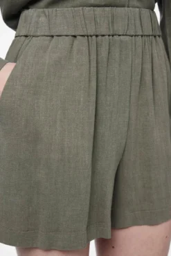Pantalón corto de lino con cintura elástica