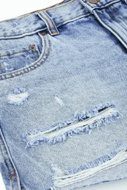 Pantalón corto desgastado denim