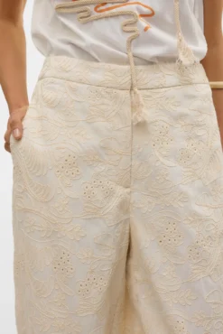 Pantalón de tiro alto con bordados