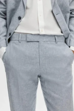 Pantalón de traje confeccionado con lino y algodón.