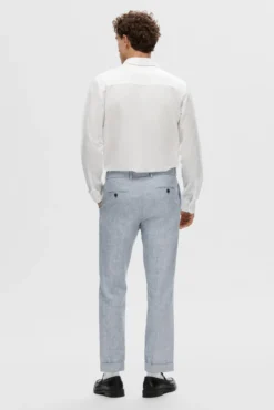 Pantalón de traje confeccionado con lino y algodón.