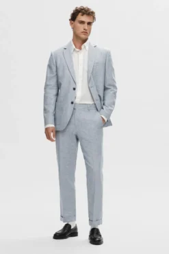 Pantalón de traje confeccionado con lino y algodón.