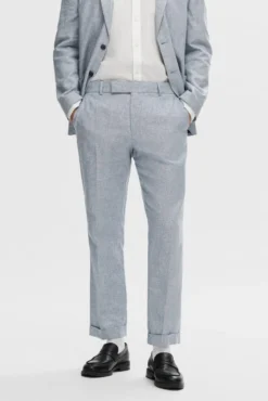 Pantalón de traje confeccionado con lino y algodón.