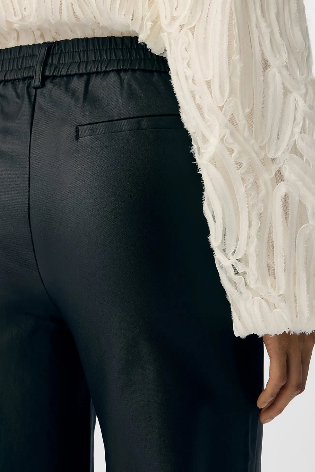 Pantalón efecto piel