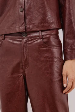 Pantalón efecto piel