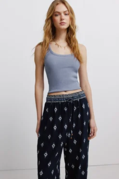 Pantalón estampado rústico cordón