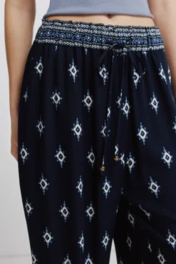 Pantalón estampado rústico cordón