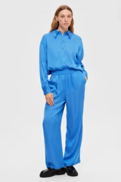 Pantalón holgado satinado confeccionado con Lenzing ECOVERO