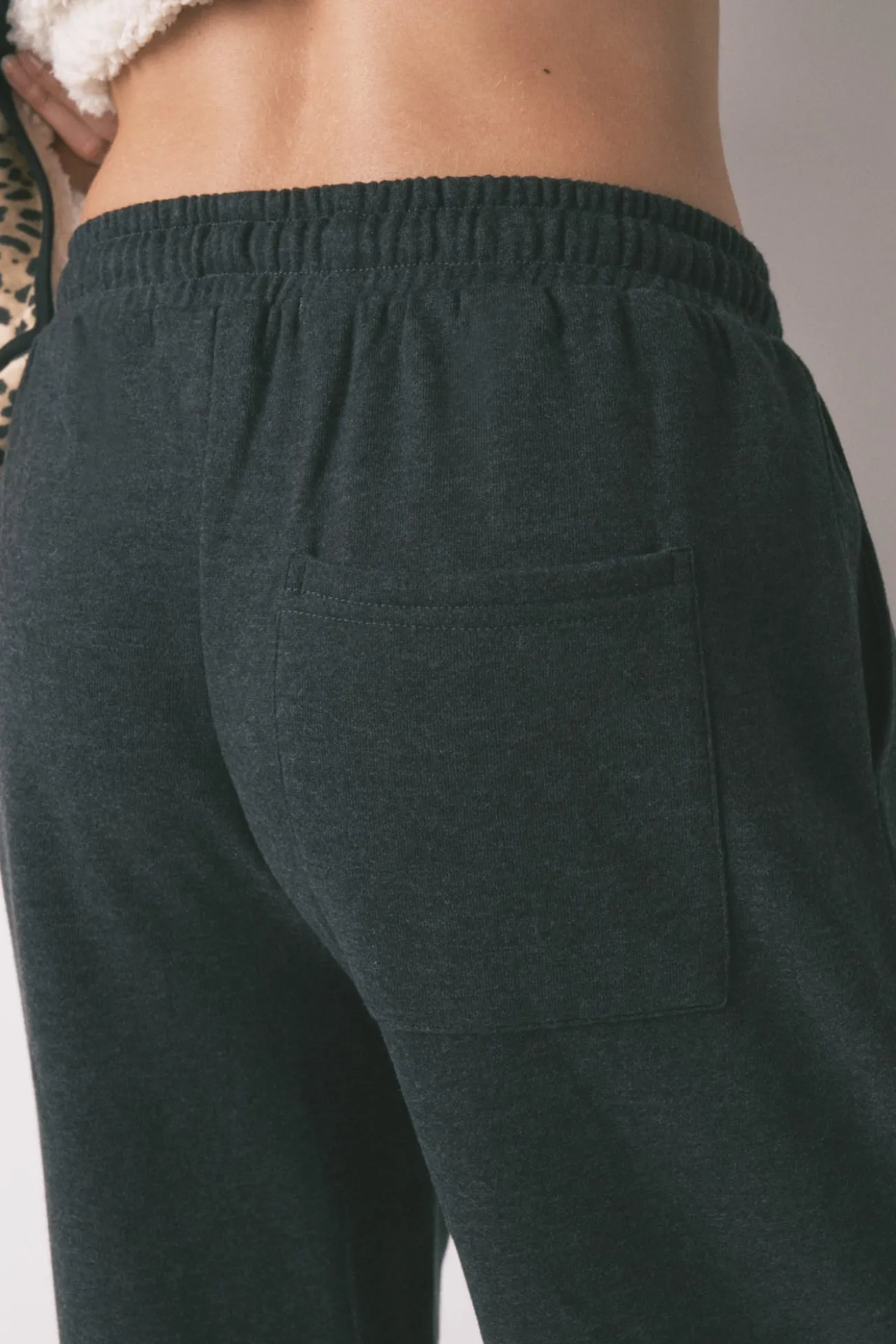 Pantalón largo carrot felpa fina gris