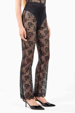 Pantalón largo elástico de encaje floral transparente y delicado