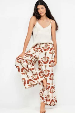 Pantalón largo pierna ancha estampado palmeras
