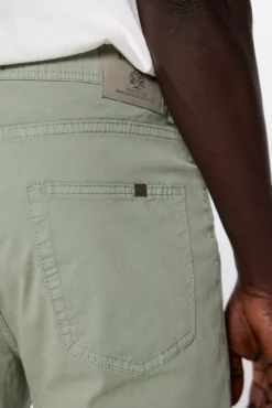 Pantalón ligero color slim fit